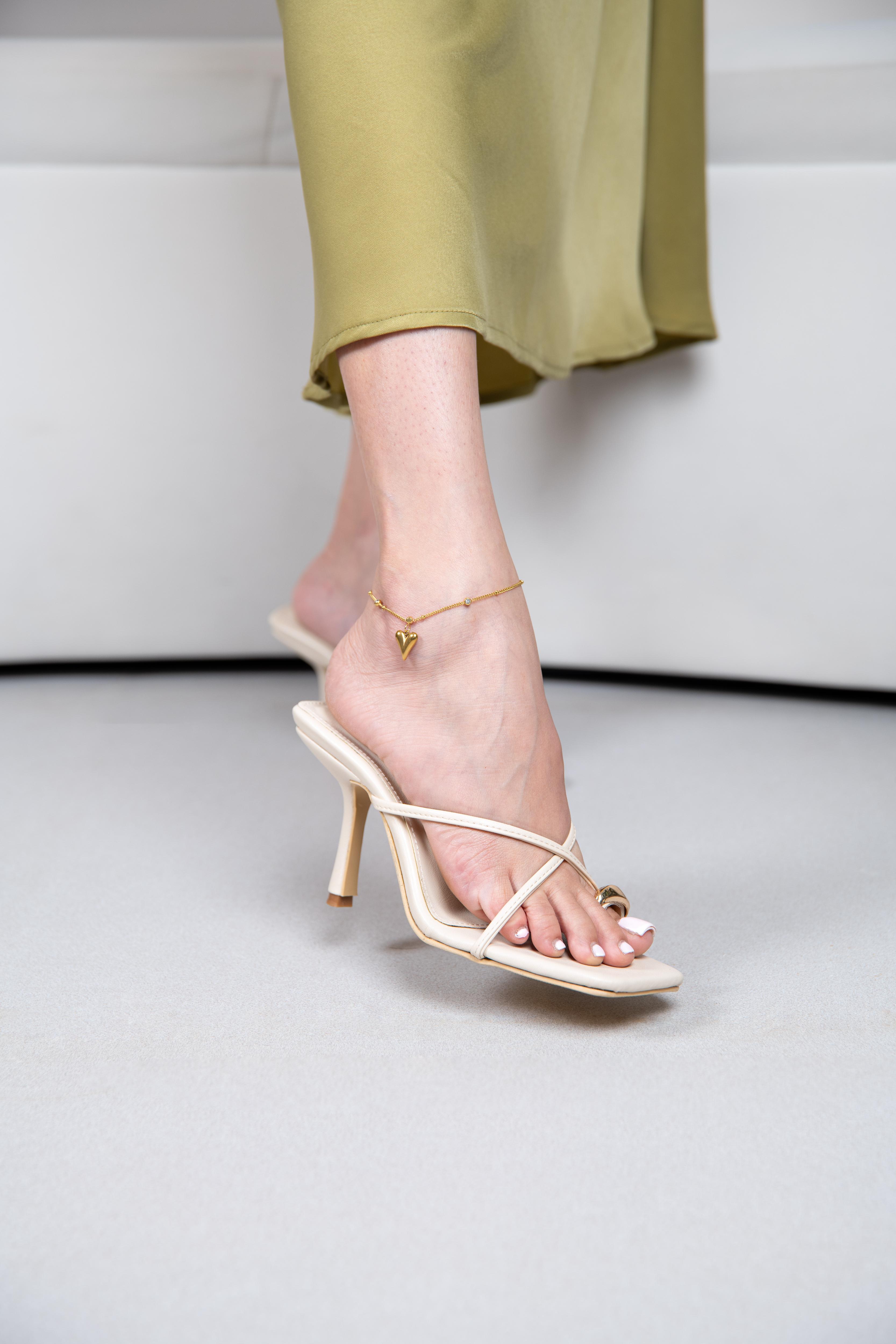 Aurina Ring Detailed Heels.